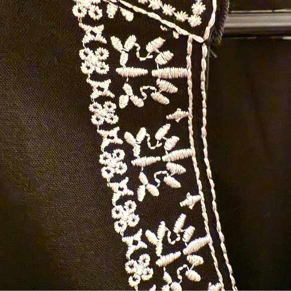 NWOT Embroidered Notch Neck Black & White Top, Size Large - Picture 4 of 4